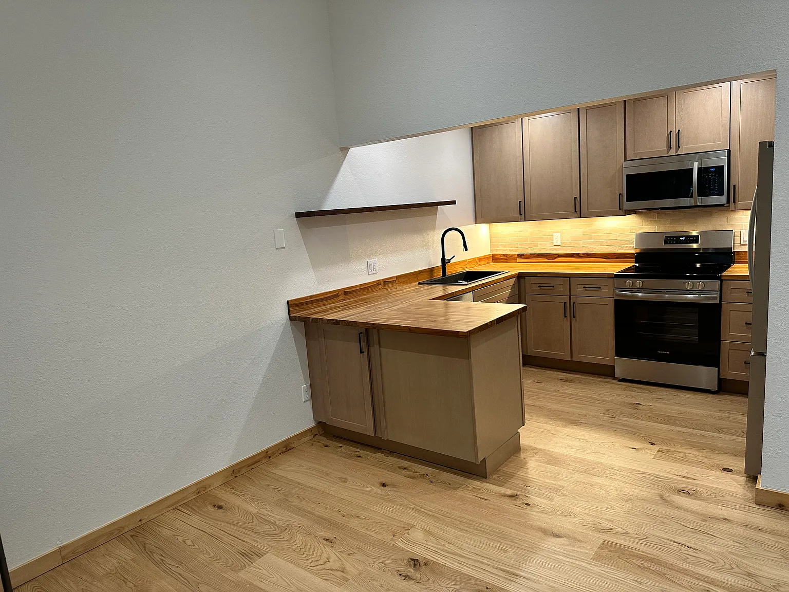 2 bed, 960 sqft, $3,200 — Photo 4