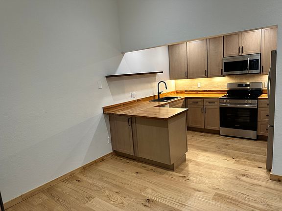 3rd image of 220 Pinewood Ln #A