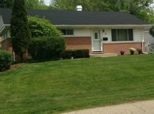 13 Aldine Rd, Lake Zurich, IL 60047