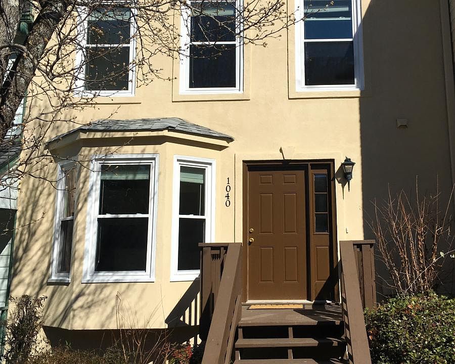 1st image of 1040 Oaks Pkwy SE
