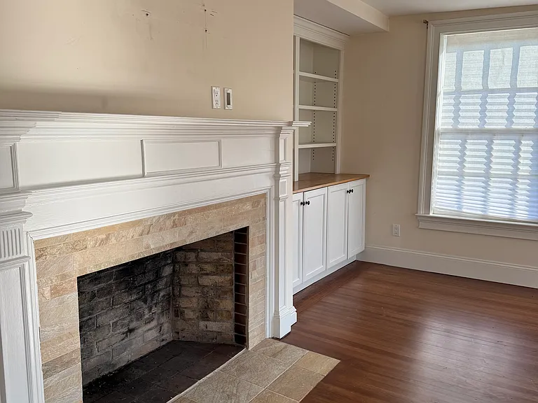 Living room, non working fireplace.