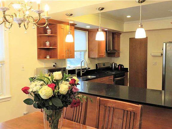 4th image of 42 Maple Dr W