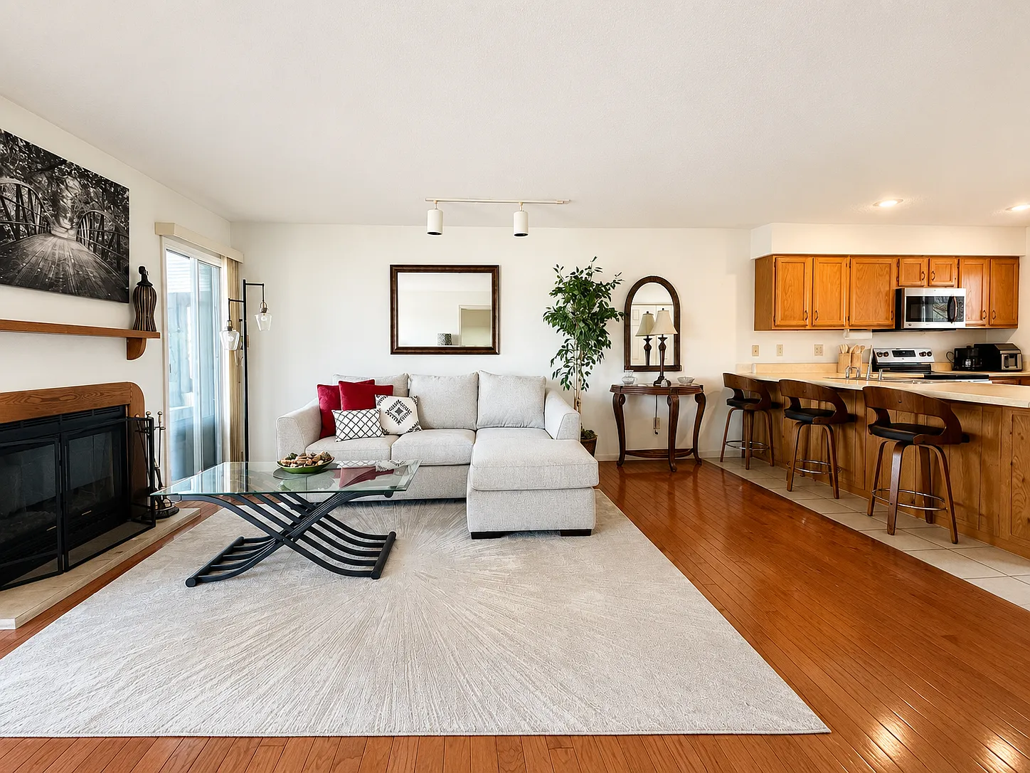 2 bed, 900 sqft, $1,800 — Photo 4