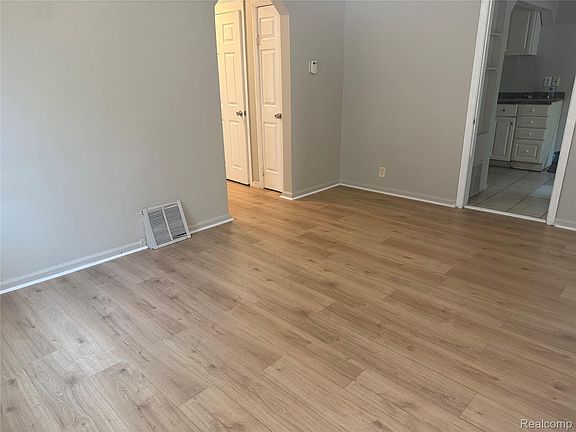 3rd image of 26653 Oakland St
