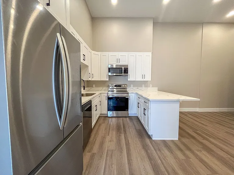 527 Hyde Park Blvd — Photo 1