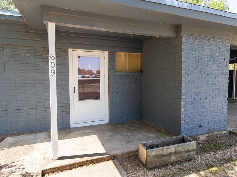 609 W Texas Ave — Photo 3