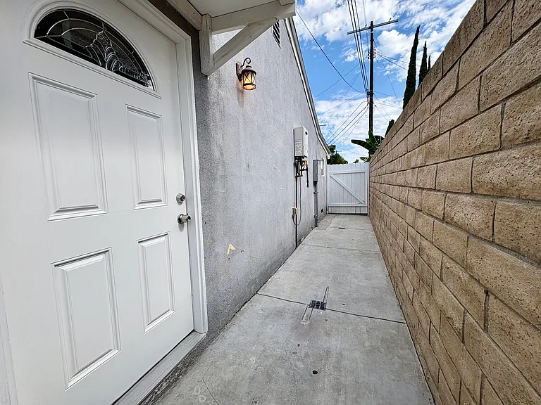 18634 Welby Way — Photo 4