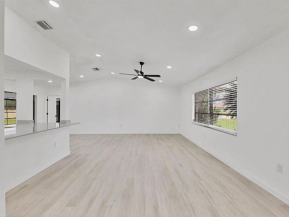 2nd image of 948 Andrews Ave
