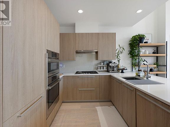 4th image of 1295 Conifer St #307