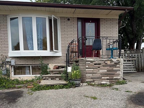 3rd image of 32 Sharon Ct