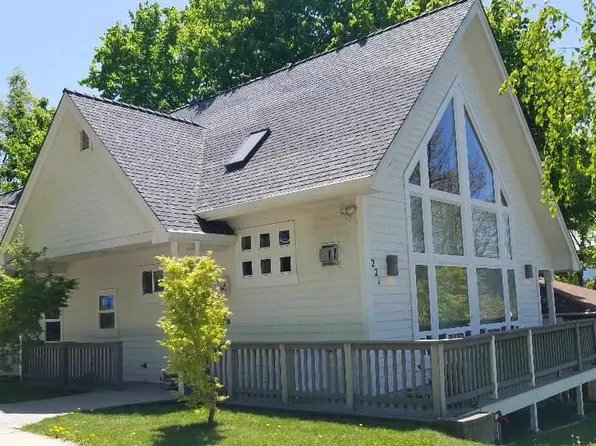 221 E Lake St, Mount Shasta, CA 96067