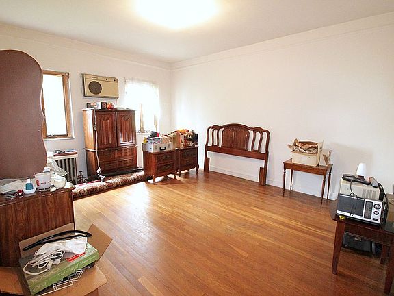 4th image of 48-14 42nd St