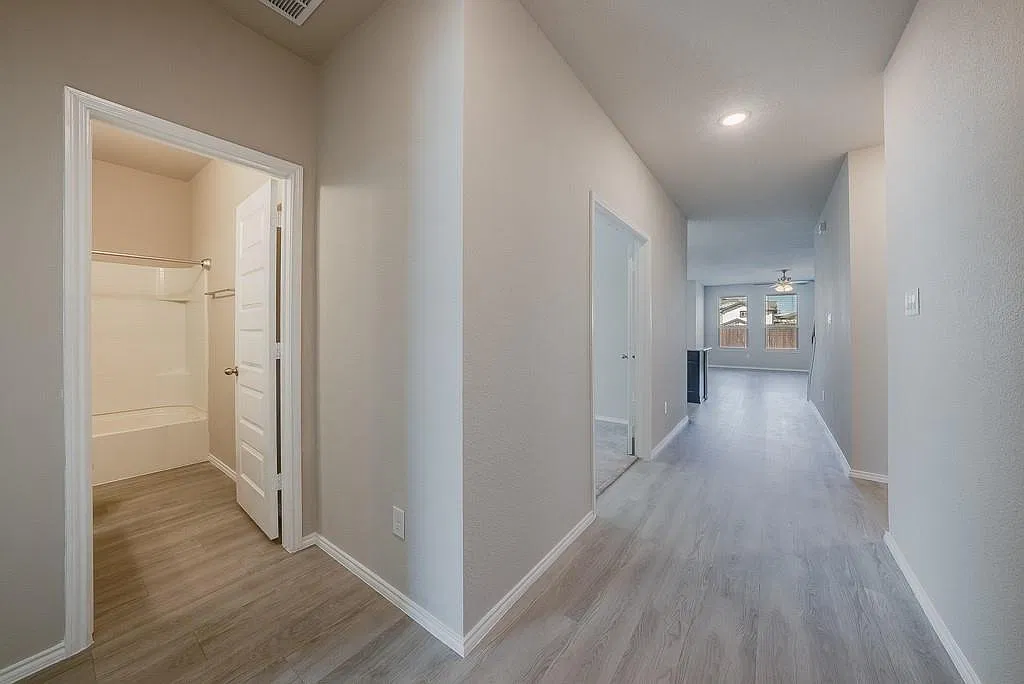 4 bed, 2433 sqft, $2,950 — Photo 4