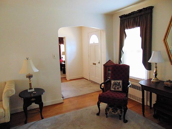 4th image of 402 Jackson St