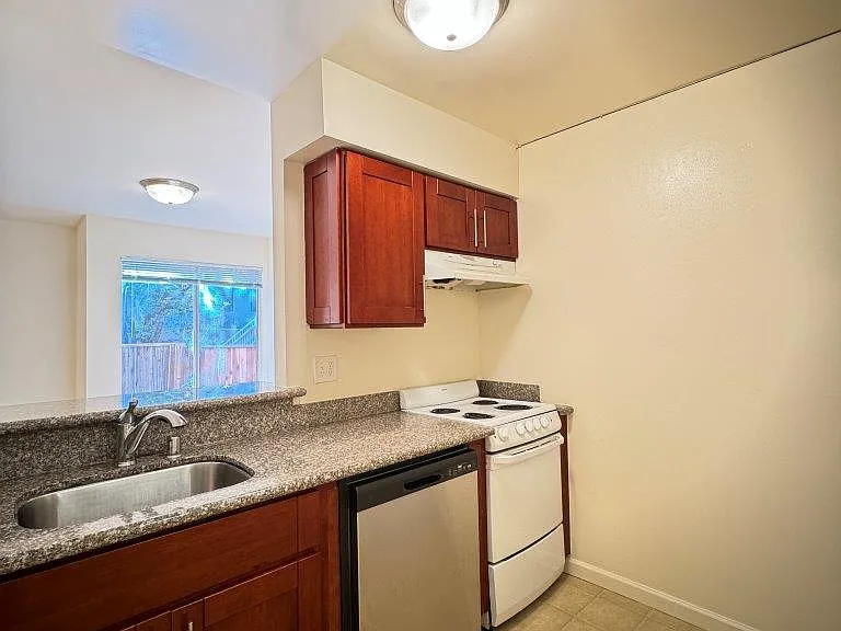 1555 Oxford Street — Photo 7