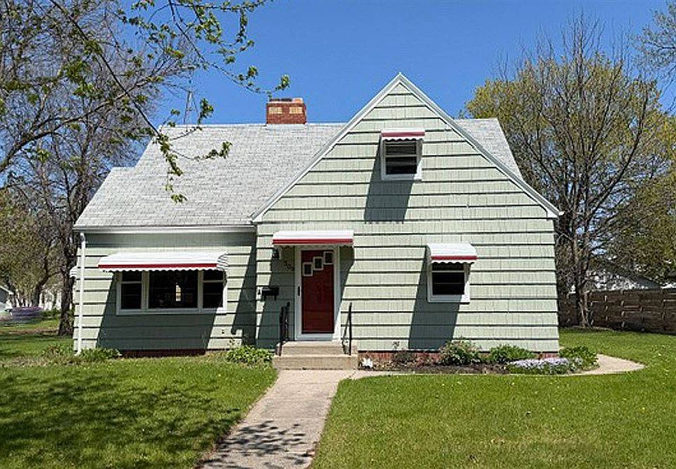 1st image of 509 3rd St NE