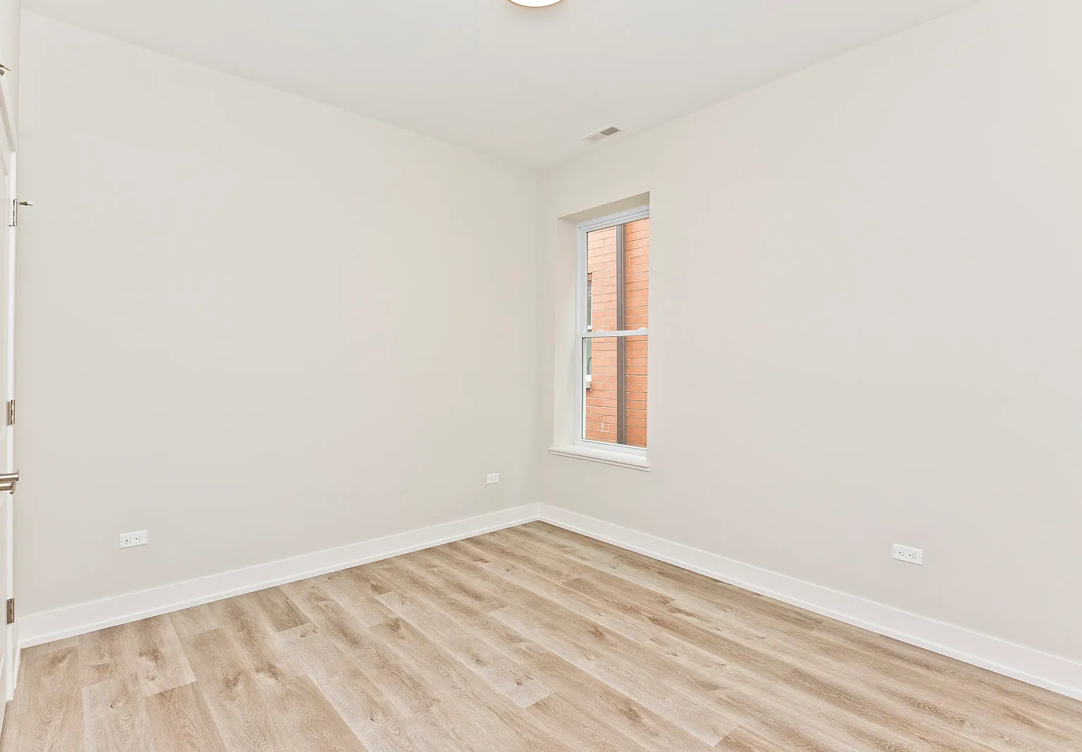 5 bed, $5,400 — Photo 1