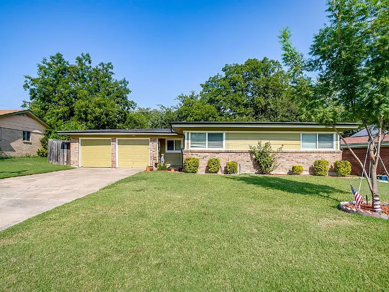 204 Mildred Ln — Photo 1