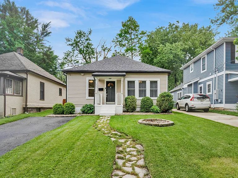 30 W Jackson Rd — Photo 1