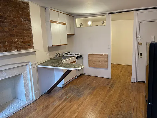 Rented by Realty Advisors Group | media 23