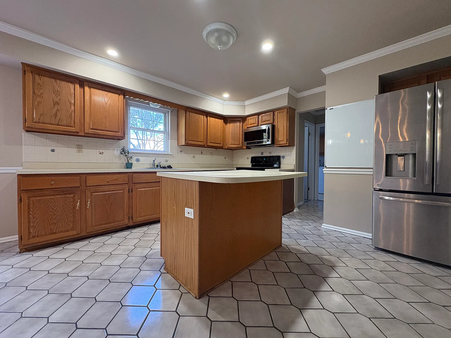4 bed, 2.5 bath, 2586 sqft, $3,500 — Photo 3