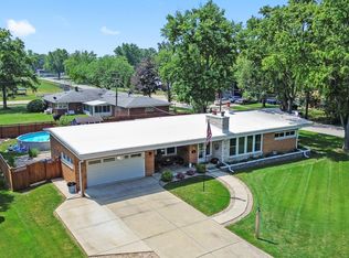 404 Oakwood Dr, Crete, IL 60417