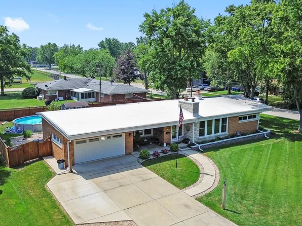 404 Oakwood Dr, Crete, IL 60417