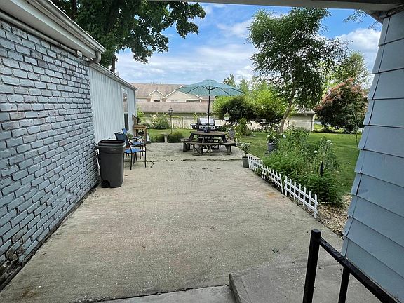 Common patio area. Perfect spot for your grill and outdoor seating area!