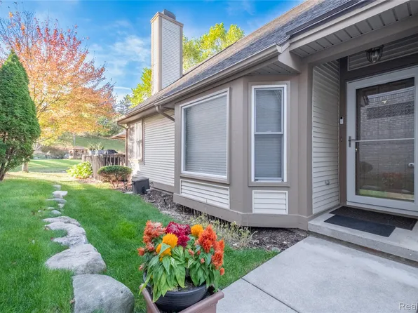 919 Whisperwood Dr, Fenton, MI 48430