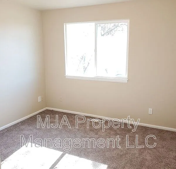 966 W Center St — Photo 9