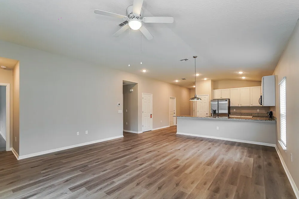 4 bed, 2.0 bath, 1661 sqft, $2,085 — Photo 4