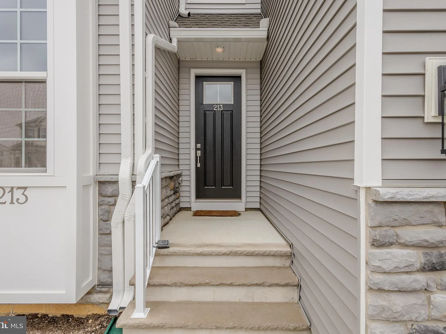 3 bed, 2261 sqft, $4,200 — Photo 3