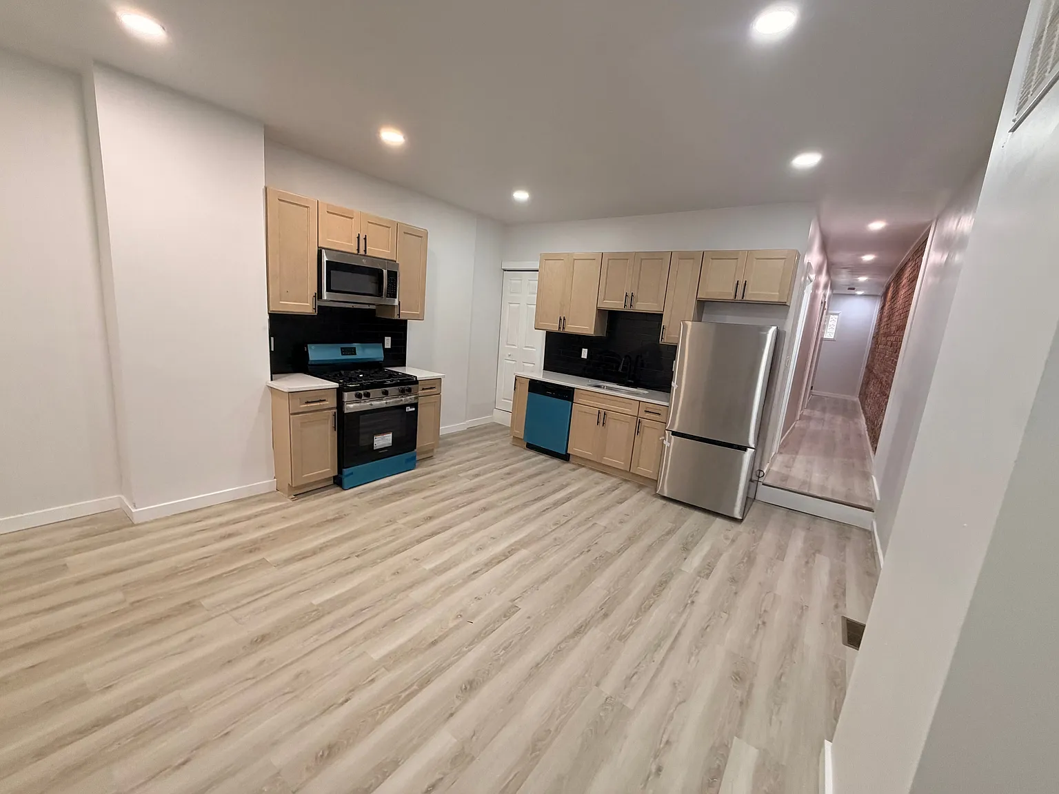 3 bed, 1.5 bath, 730 sqft, $1,900 — Photo 3