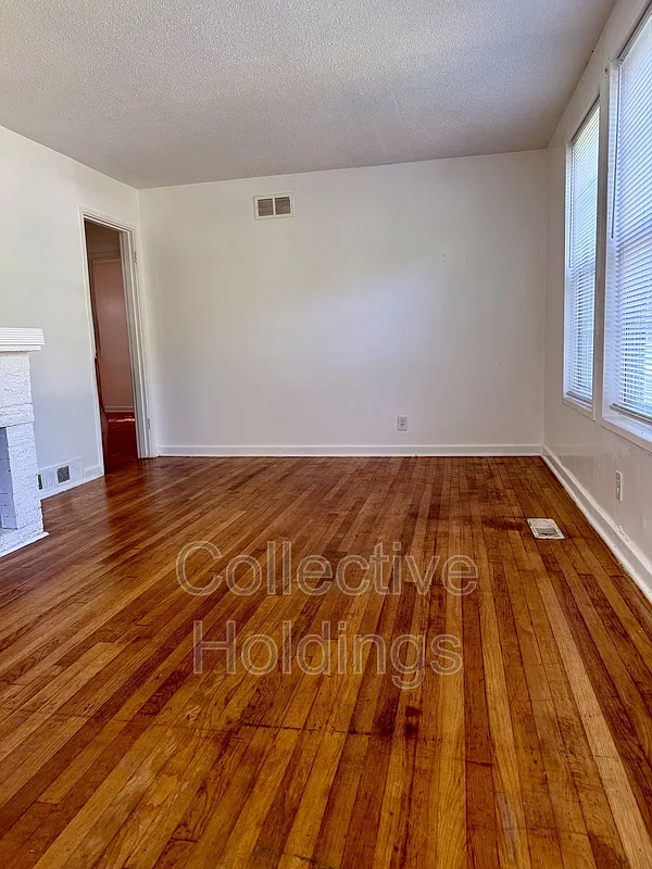 3 bed, 1.0 bath, 844 sqft, $995 — Photo 2