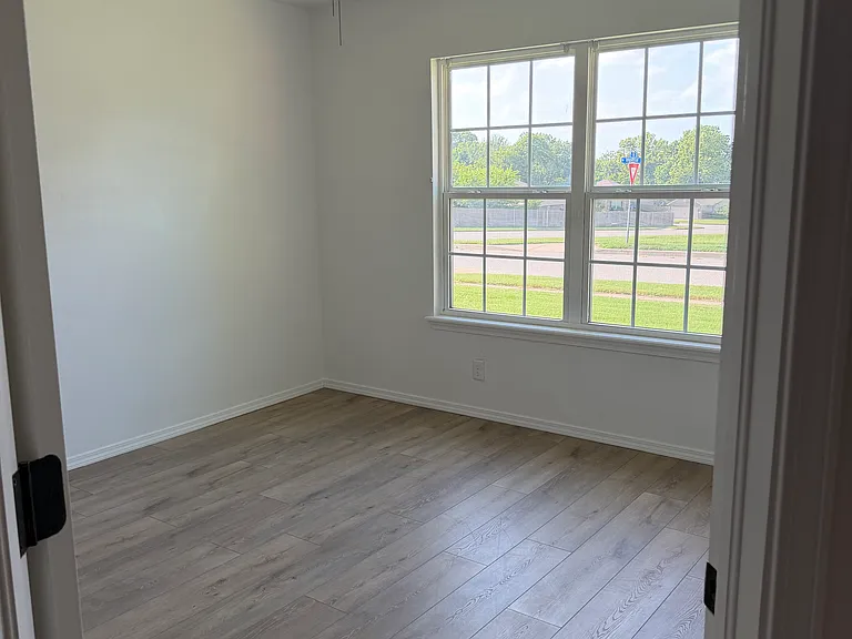 2709 W Imperial St — Photo 9