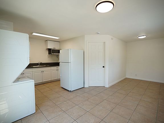 4th image of 1405 N Riverside Ave