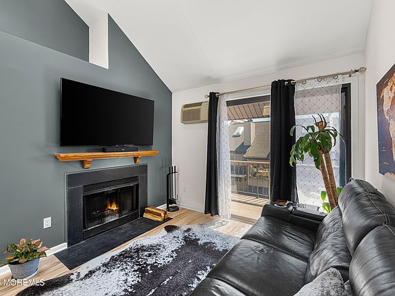 5th image of 806 W Ridge Mews #806