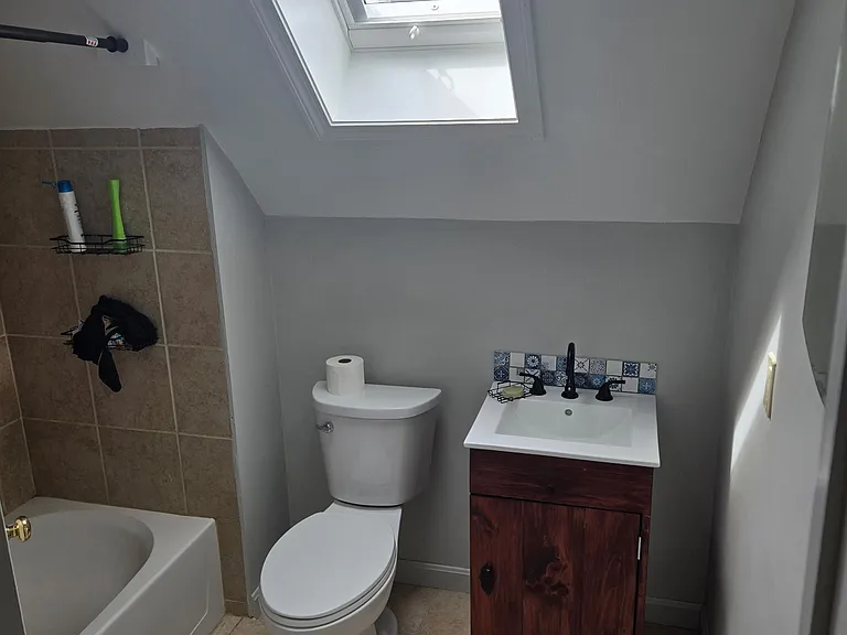 Full bath with tub and skylight!