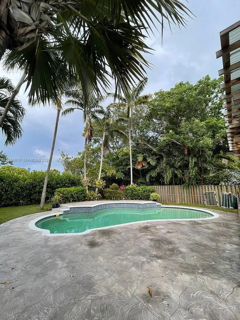 4 bed, 3.5 bath, 2160 sqft, $9,000 — Photo 2