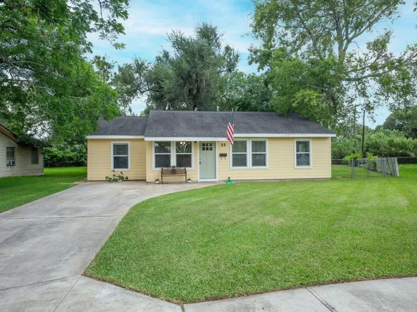 55 Elm Ct, Lake Jackson, TX 77566