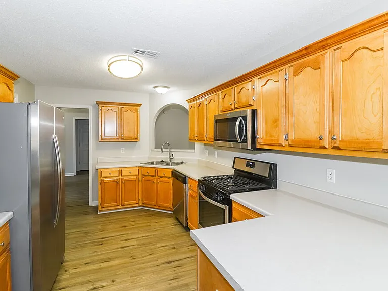215 Lakewood Dr — Photo 9