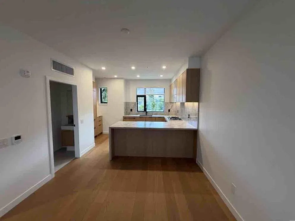 3 bed, 1349 sqft, $5,800 — Photo 4