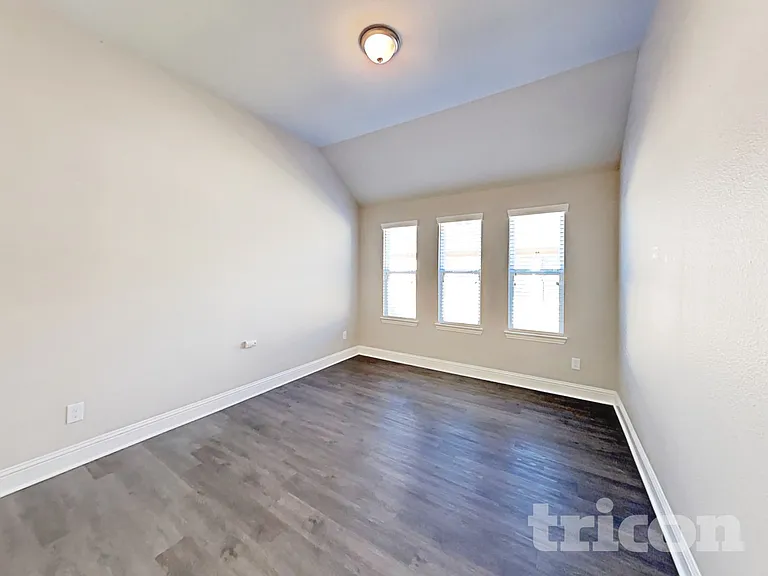 513 Alice Ln — Photo 3