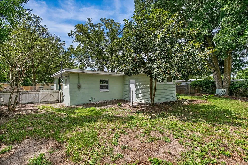 3 bed, 1.0 bath, 1189 sqft, $2,200 — Photo 3