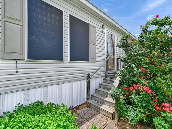 105 S 3rd St, Windom, TX 75492