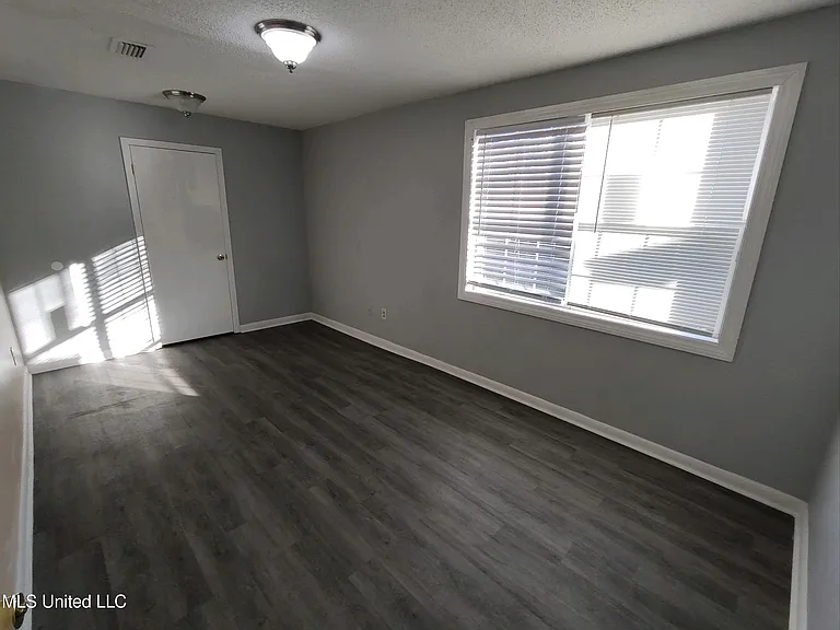 5443 Hubert St — Photo 9