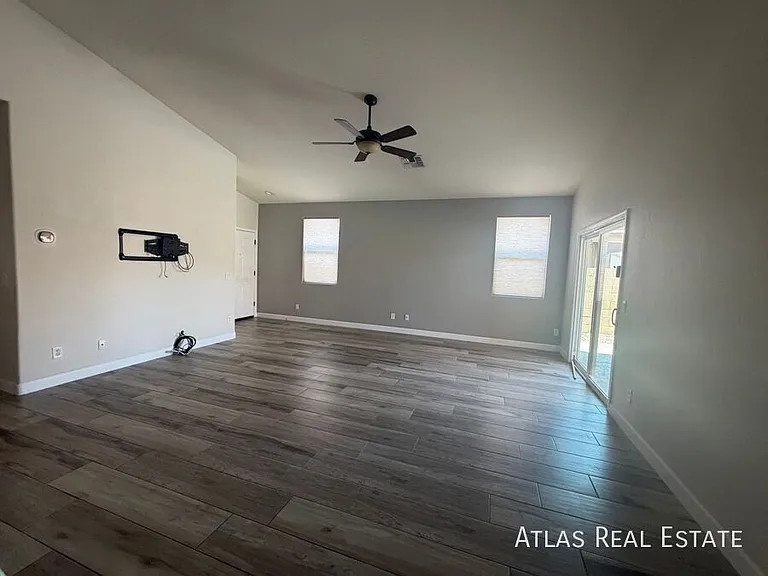 17044 W Bristol Ln — Photo 2