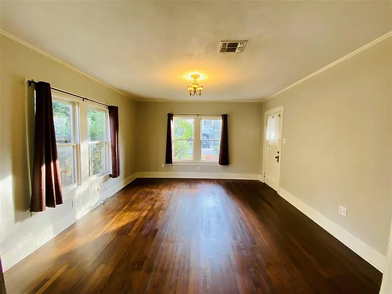 2223 Oxford St — Photo 3