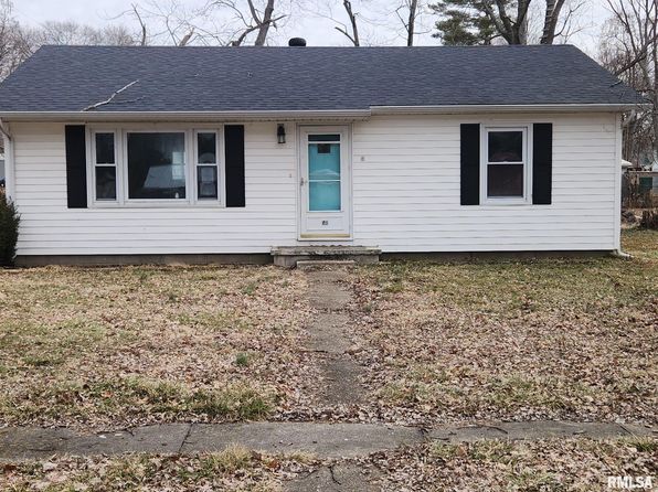 501 S Walnut St, Wayne City, IL 62895