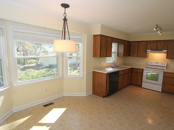 Kitchen w/ brkfst area